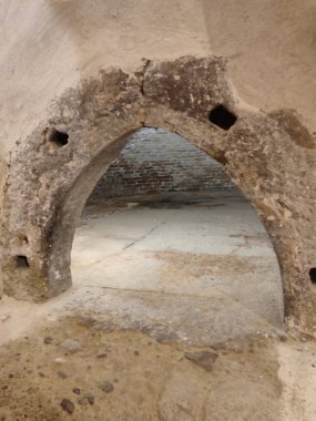 Yıpranmış bir taş kemer yolunu, tarihi mimarinin çarpıcı bir vasiyetini ve ustalığını keşfedin.