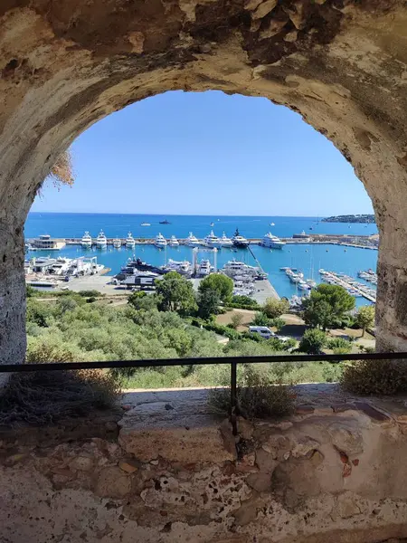 Nefes kesici bir yat limanı ve huzur dolu bir deniz manzarası. Eski bir taş kemer tarafından güzelce çerçevelenmiş.