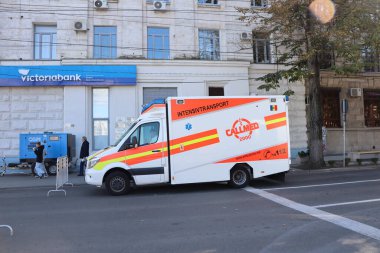 Yoğun bir şehir sokağına bir ambulans park etti. Acil sağlık hizmetleri için tamamen hazırlandı.