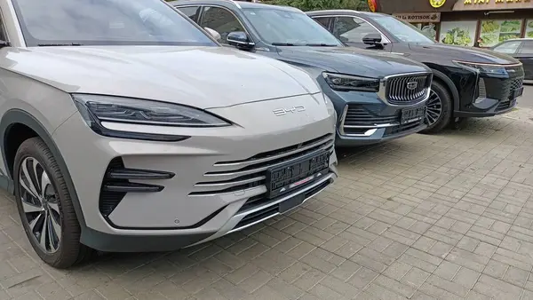 Yenilikçi teknoloji ve tasarım elementleri ile modern elektrikli SUV 'lerden oluşan etkileyici bir dizilim.