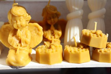 Büyüleyici melek şekilli balmumu mumlar ve eşsiz tasarımlar ev dekorunu güzelleştiriyor.