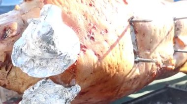 Tükürük kavrulmuş domuz kıtır kıtır derili, ağız sulandırıcı bir manzara ve inanılmaz zengin lezzetler.