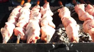 Sıcak kömürlerin üzerinde leziz et şişleri, onları yaz barbeküleri için mükemmel kılıyor.