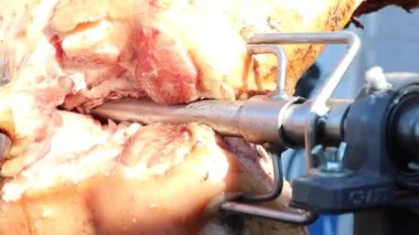 Geleneksel et kızartma tekniğinin detaylı ve yakın görüntüsü şiş ekipmanını yemek pişirmek için kullanır.
