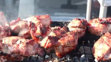 Izgarada yavaş yavaş pişen cızırdayan et, barbekü meraklıları ve açık hava aşıkları için mükemmel.