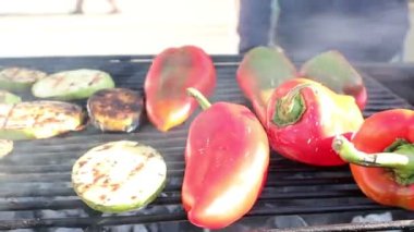 Barbeküde taze ızgara biber ve patlıcanların leziz tadını tatmak yaz yemekleri için idealdir.