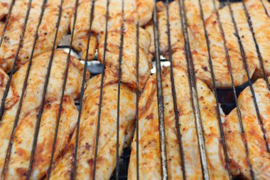 Lezzetli ızgara tavuk filetoları barbekü ızgarasında çok güzel cızırdıyor. Yaz mangalları için mükemmel oluyorlar.