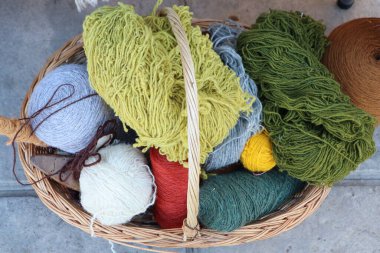Örülmüş sepetteki renkli ipliklerin çok canlı bir karışımı. Çeşitli el işleri ve DIY projeleri için ideal.