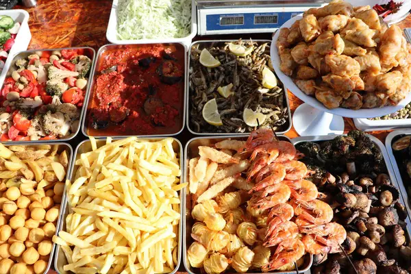 Canlı bir deniz ürünleri gösterisi, kızarmış patates kızartması ve taze salata. Kutlamalar ve şenlik için mükemmel.