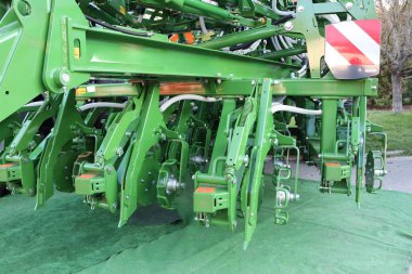 Bu gelişmiş yeşil makine modern tarım için tasarlanmıştır ve verimli toprak ekimini teşvik eder.