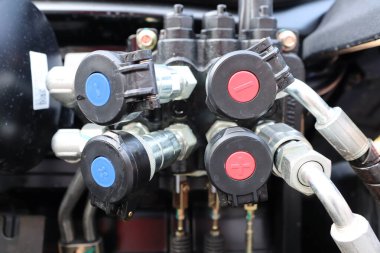 Uygun işlevselliği sağlamak için renklendirilmiş ayarlarla hidrolik kapakçık bağlantılarının genel görünümü