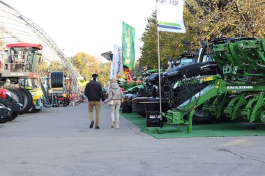 Ziyaretçiler, canlı bir ticaret etkinliğinde en son yenilikçi traktörleri ve Cuttingedge tarım ekipmanlarını keşfediyorlar.