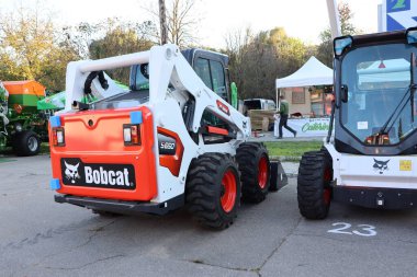 Kısa bir süre önce düzenlenen açık hava ekipman sergisinde bir Bobcat patinaj sığır yükleyicisi görüldü.