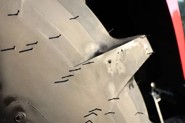 Çekiş gücünü arttırmak için metal çivilerle özel olarak tasarlanmış bir tarım lastiğinin detaylı tasviri.