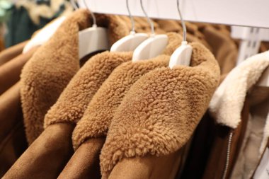 Şık kahverengi paltolarımızı keşfedin rahat şerpa tasmaları, onları sonbahar sezonu için mükemmel bir seçim yapıyor.