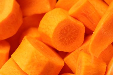 İşte taze kesilmiş çiftlik havuçları, parlak turuncu renkleri ve tazeliği canlı bir şekilde gözler önüne seriyor.