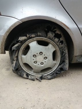 Lastik tamamen çökene kadar uzunca bir süre üzerinde sürdüğümüz patlak bir lastik.