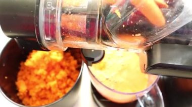 Meyve sulama sürecini güzel bir şekilde yakalamak, canlı renkleri ve dokularıyla birlikte taze malzemeler sergiliyor.