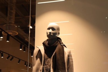 Modern bir manken, her yerdeki moda tutkunları için tasarlanmış sofistike bir kıyafeti ustalıkla sergiliyor.