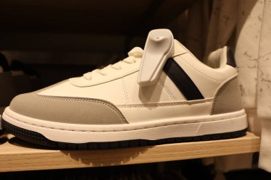 Bu modaya uygun spor ayakkabıları göz alıcı bir modern tasarım içeriyor. Bunlar canlı bir renk ve malzeme karışımı içeriyor.