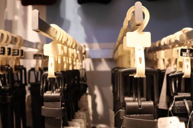 Perakende sektöründe, askılarda özenle düzenlenmiş siyah kuşak koleksiyonu vardır.