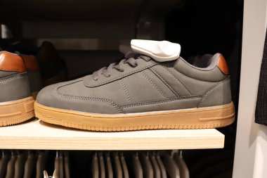 Bu moda gri spor ayakkabıları eşsiz bir tasarım sergiliyor ve günlük giysiler için mükemmel bir görünüm sağlıyor.