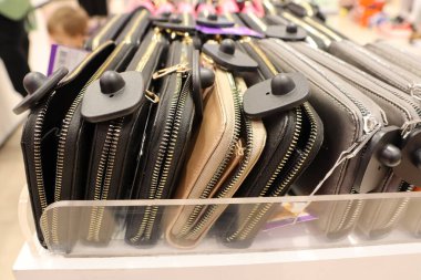 Düşünceli bir moda cüzdan koleksiyonu istekli müşteriler için düzenli bir perakende düzenlenmiş