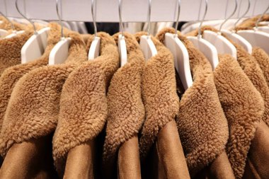 Şık ve sıcak oyuncak ceketler güzel bir şekilde sergileniyor, sonbahar ve kış için mükemmel seçimler.