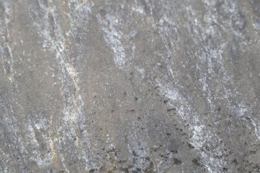 Eşsiz çizgiler ve çeşitli renk varyasyonları gösteren zengin desenli doğal taş yüzeyinin yakın görüntüsü