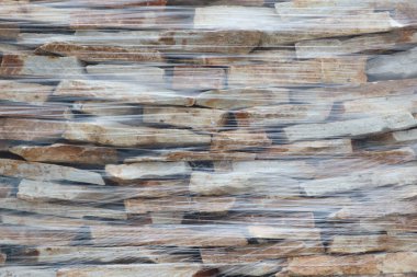 Bu resim, çeşitli tasarım projeleri için ideal olan parlak katmanlı taşın yakın görüntüsünü sunar.