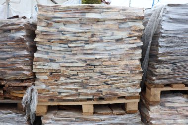 Güzelce düzenlenmiş taş seramik koleksiyonu. Açık hava tasarımı ve inşaat projeleri için mükemmel.