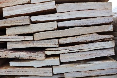 Düz taş parçaları üst üste istiflenmiş duvar yerleştirme fotoğrafı için kesilmiş.