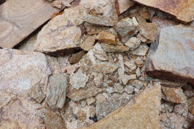 Doğal taşların güzelliğini ön plana çıkaran, eşsiz dokuları ve toprak tonlarını gözler önüne seren yakın bir görüntü.