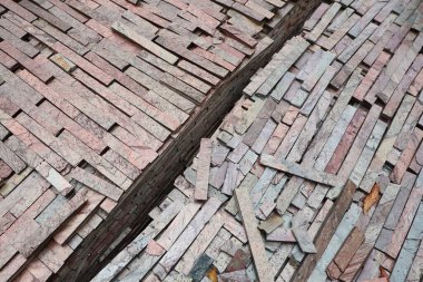 Belirgin bir çatlak, gösterişli doku ve karmaşık tasarım ile desenli geçitlerin genel görünümü