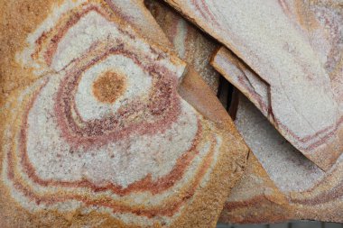 Bulgar taş fotoğrafında farklı renklerde daireler çizen desen