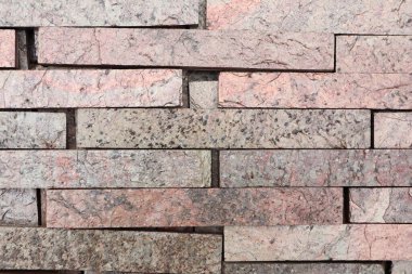 Enfes bir granit duvar çeşitli dokuları ve renkleri güzel modern bir tasarımda sergiliyor.