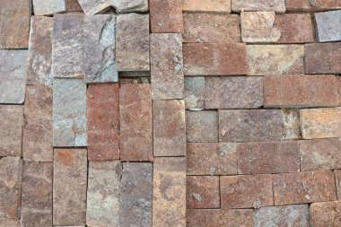 Değişik şekillerle birlikte sıcak toprak tonlarını içeren eşsiz taş duvar dokularını keşfedin ve keşfedin.