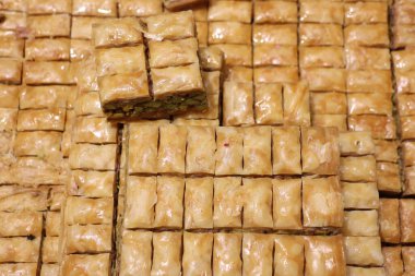 Kare şeklinde kesilmiş taze baklava için cazip bir düzenleme, altın, pullu katmanlarını vurguluyor..