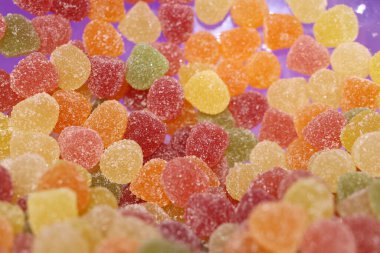 Değişik renkte ve şekillerde jelibon çeşitleri, tatlı ikramları için mükemmel.