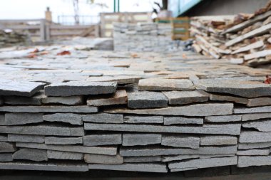 Güzel ve düzgün istiflenmiş taş levhaların yakın görüntüsü, çeşitli inşaat ve peyzaj projeleri için ideal.