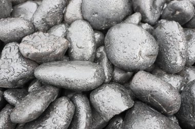 Bu pürüzsüz, çekici gri çakıl taşları koleksiyonu peyzaj projeleri ve çeşitli dekoratif kullanımlar için idealdir.