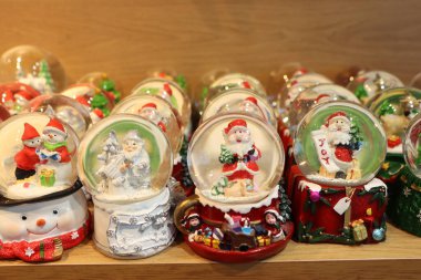 Çok güzel hazırlanmış, karmaşık bir şekilde tasarlanmış Noel temalı kar küreleri. Canlı bir tatil dekoru için mükemmel.