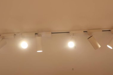 Modern ve çağdaş iç mekanlar için tasarlanmış parlak ve ayarlanabilir aksesuarları gösteren şık parça ışıklandırması