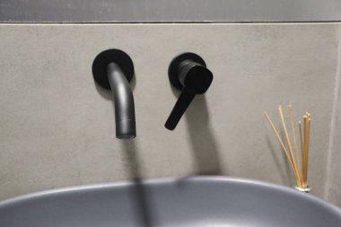 Bu şık siyah banyo musluğu ve uygun lavabo güzel bir şekilde gösterişli parlak modern tasarım elementleri.