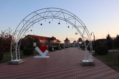 İnanılmaz derecede çarpıcı bir kemer. Huzurlu ve sakin bir günbatımına karşı güzel bir şekilde dizayn edilmiş bir kalp tasarımı.