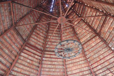 Doğal malzemelerden yapılmış karmaşık tasarımlar içeren kırsal ahşap bir tavanın çarpıcı ve büyüleyici görüntüsü