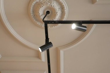 Gösterişli ve modern tavan ışıkları şık ve şık iç mekanlarda bulunan çağdaş zarafeti önemli ölçüde artırır.