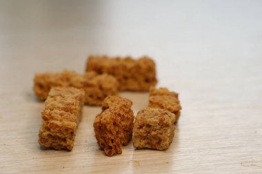 Hızlı ve besleyici bir tedavi için mükemmel olan çeşitli çıtır çıtır atıştırmalıkların detaylı bir görüntüsü.