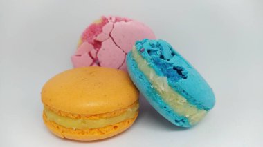 Üç canlı badem kurabiyesi enfes bir renk ve doku patlaması sergiliyor. Tatlıları sevenler için mükemmel.