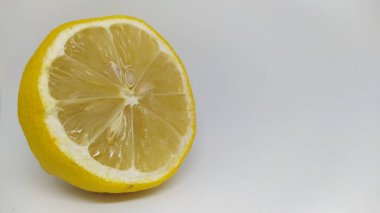 Yakından bakınca, parlak, parlak sarı iç ve taze cazibesini gözler önüne seren bir limon manzarası var.